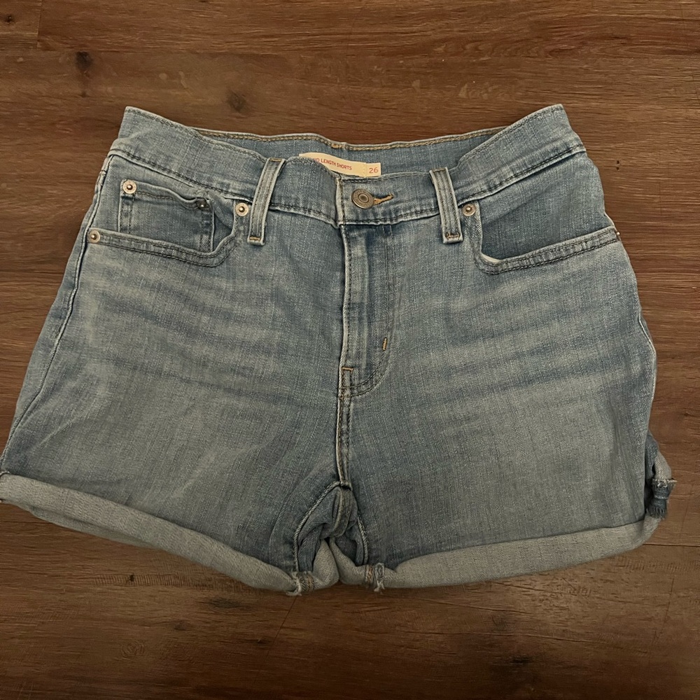 Levi’s 501 mid length shorts. Size:26